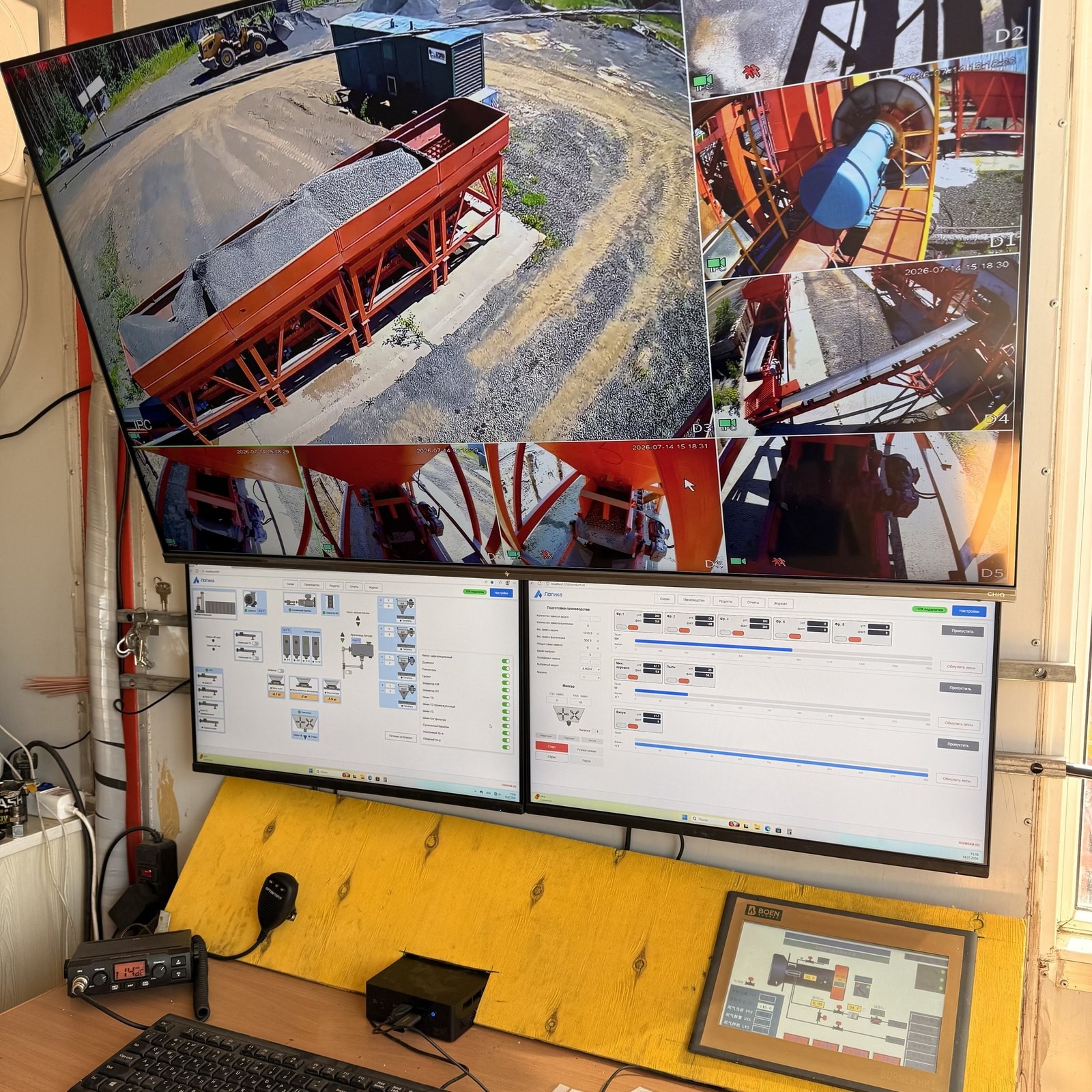 АРМ оператора АБЗ в Братске: мониторы SCADA, панель оператора и видеонаблюдение за заводом